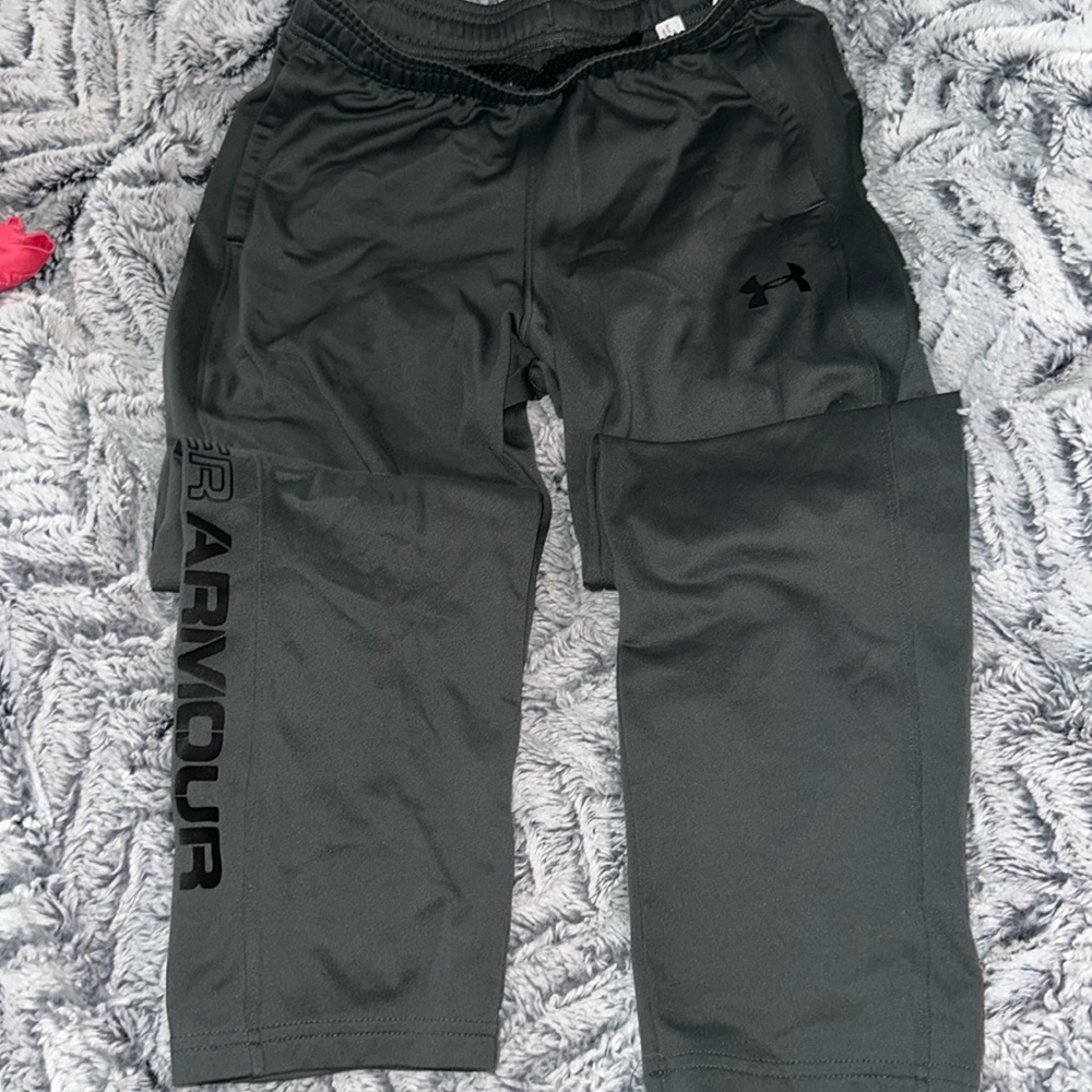 Under armour gently used boys medium pants.